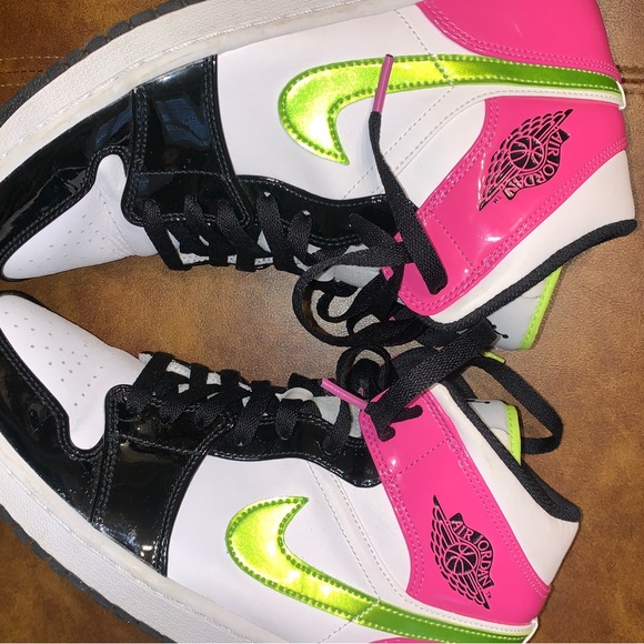 *FLASH SALE(Ending Soon)‼️ Air Jordan 1 Mid “White/Black/Cyber Pink” Size 10 - Picture 4 of 5
